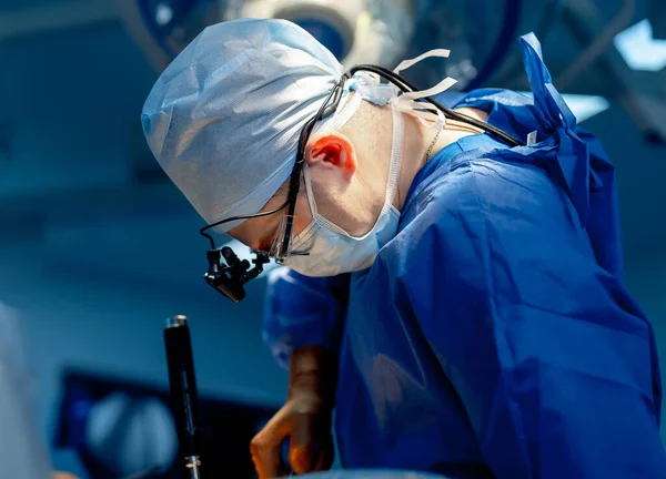 Нейрохирург Синих Скрабах Хирургических Очках Обеспечивает Операцию Современной Операционной Современным — стоковое фото