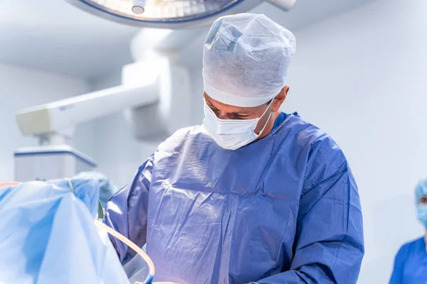 Médico Realizando Operação Neurocirúrgica Sala Cirurgia Moderna Brilhante Sala Operações — Fotografia de Stock