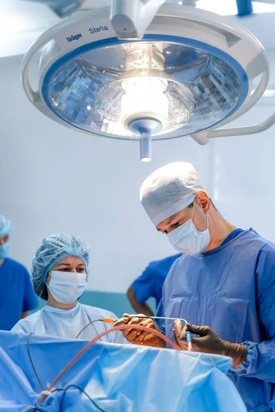 Interno Della Clinica Con Tavolo Operatorio Lampade Dispositivi Ultra Moderni — Foto Stock