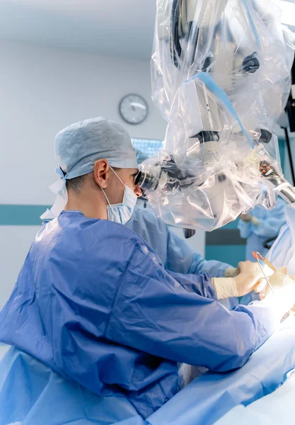 Нейрохірург Працює Операційній Лікарняний Фон Чоловік Лікар Роботі Дивиться Хірургічний — стокове фото