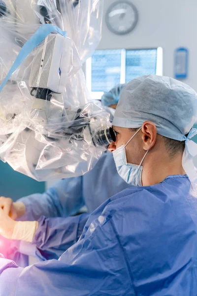 Neurocirurgião Fazer Operação Sala Cirúrgica Hospital Com Equipamento Tecnologia Robótica — Fotografia de Stock