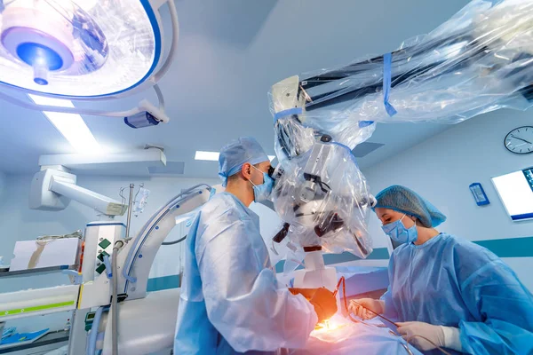 Arzt Führt Minimal Invasive Chirurgie Mit Einem Roboter Gerät Durch — Stockfoto