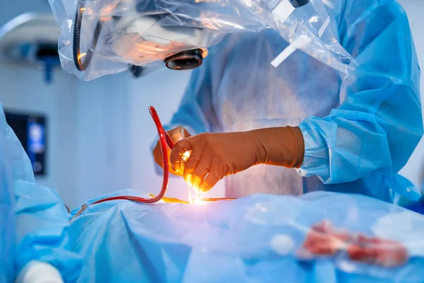 Händer Neurokirurg Ger Operation Noggrant Modern Neurokirurgisk Utrustning Aktuell Klinik — Stockfoto