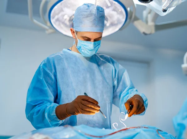 Médecin Professionnel Avec Instruments Neurochirurgicaux Chirurgien Fournissant Opération — Photo