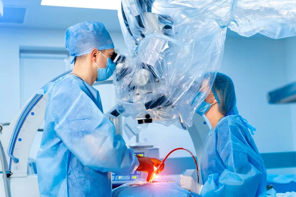 Seriuos Läkare Arbetar Noggrant Med Modern Neurokirurgisk Utrustning Modern Klinik — Stockfoto