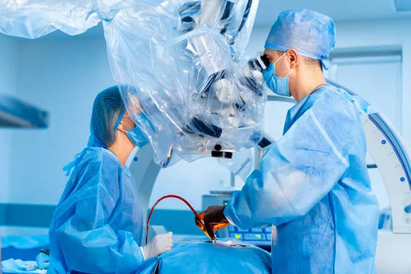 Lékaři Operují Neurochirurgickém Sále Modrých Pláštích Neurochirurgové Používají Robotická Lékařská — Stock fotografie