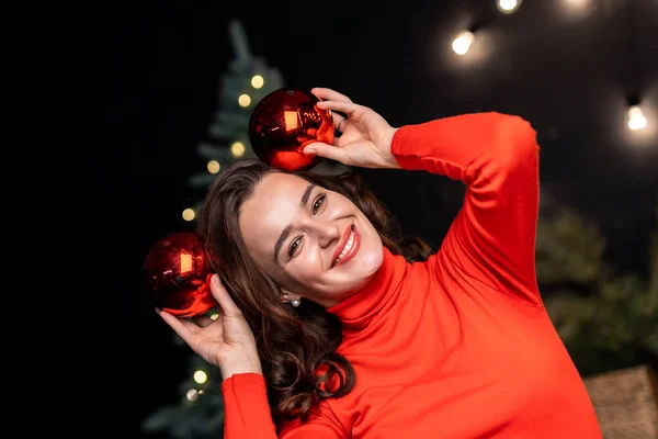 여성이 카메라 포즈를 취합니다 휴일을 지키기 재미있는 감정들 — 스톡 사진