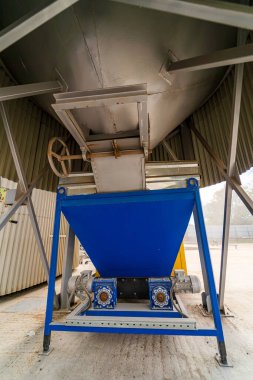 Büyük depolarda tahıl deposu. Tahıllı silo. Aşağıdan tahıl depolama tankı görünümü.