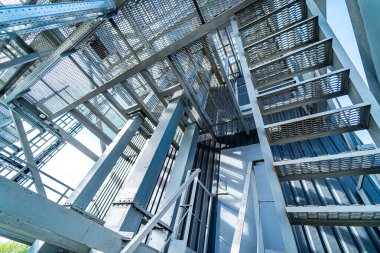 İnşaat alanında yüksek metal çerçeveler var. Çelik yapı yapım aşamasında. Seçici odak.