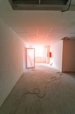 Yeniden yapılanma süreci çalışıyor. Apartman inşaatı, tadilat, yenileme, uzatma ve restorasyon aşamasında..