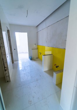 Alçıpan duvarlarına seramik fayanslar monte edilmiş lavabo ya da tuvalet yenilemesi. Yakın çekim..