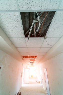 Alçı taşı yerleştirilmeden önce tavan yapısı. Kablolar ve elektrik montajı.