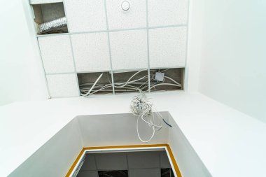 Alçıtaşı ya da selenkte plastik sıva. Yeni binada kablolar ve elektrik montajı.