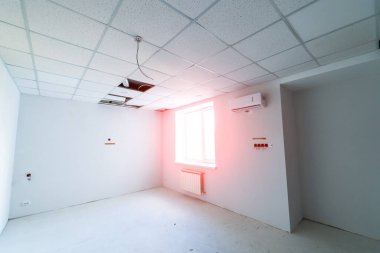 İçi beyaz renklerle yeni onarılmış. Sıvalı selüloz. Klima duvarda. Boş oda. Yakın çekim..