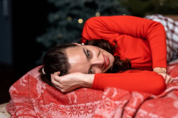 Чарівна Жінка Лежить Ліжку Посміхається Позує Пані Дивиться Камеру Новорічна — стокове фото