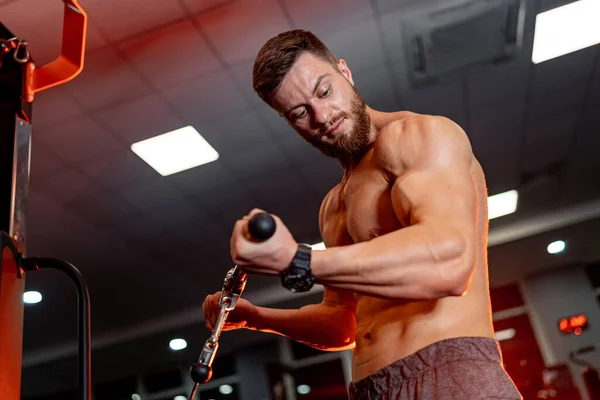 Schöne Brünette Fitness Mann Trainiert Einem Fitnessstudio Auf Einem Sportgerät — Stockfoto