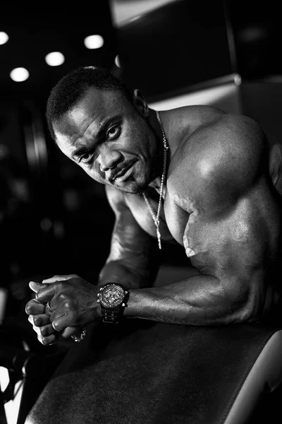 Retrato Desportivo Atleta Afro Americano Forte Fisiculturista Homem Posando Ginásio — Fotografia de Stock