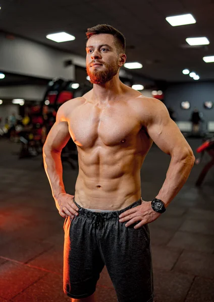 Portret Van Een Knappe Halfnaakte Bodybuilder Achtergrond Van Sportschool Hij — Stockfoto