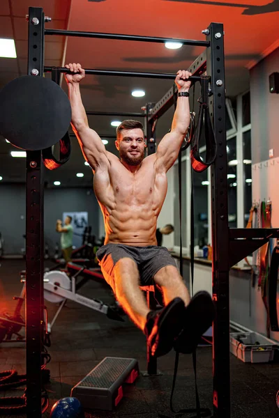 Athletischer Kräftiger Mann Ohne Hemd Vor Gymnastikhintergrund Reck Frontansicht — Stockfoto