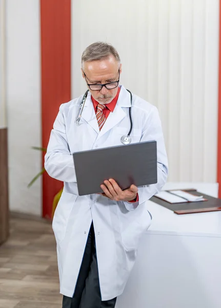 Medyk Białym Fartuchu Stetoskopie Pracuje Laptopie Nowoczesnej Klinice Konsultacje Online — Zdjęcie stockowe
