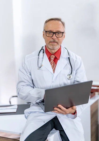 Dojrzały Lekarz Pracujący Nad Laptopem Lekami Receptę Gabinecie Kliniki Zbliżenie — Zdjęcie stockowe