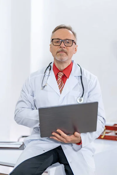 Szczęśliwy Lekarz Pracujący Nad Laptopem Nowoczesnej Klinice Doświadczony Dojrzały Medyk — Zdjęcie stockowe