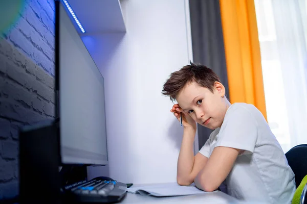 Adolescente Estudando Casa Jovem Computador Fazendo Testes Estude Quarentena Menino — Fotografia de Stock