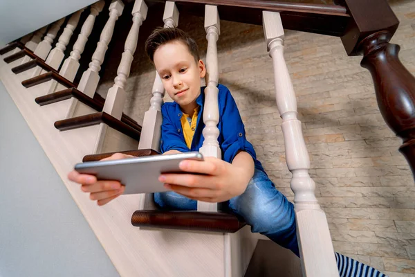 Niño Jugando Con Teléfono Inteligente Sentado Las Escaleras Vista Desde —  Fotos de Stock