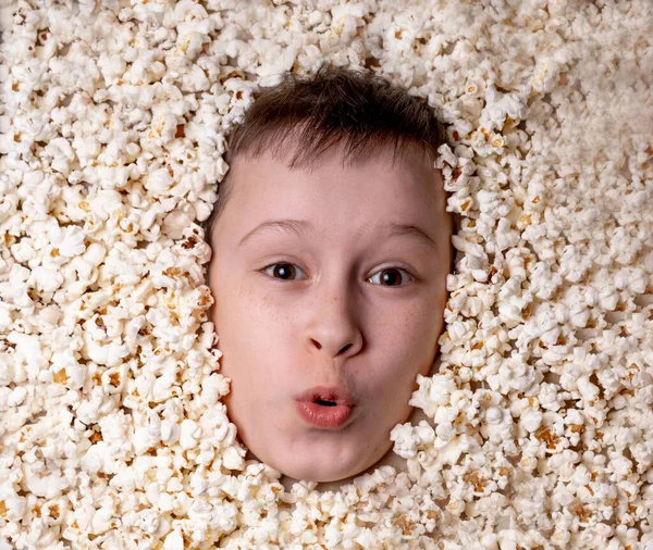 Portrait Créatif Garçon Visage Entouré Pop Corn Photo Art — Photo