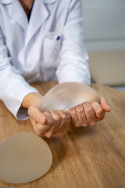 Silikon göğüs implantlarının esnekliğinin, yumuşaklığının, dayanıklılığının ve güvenilirliğinin kanıtı.