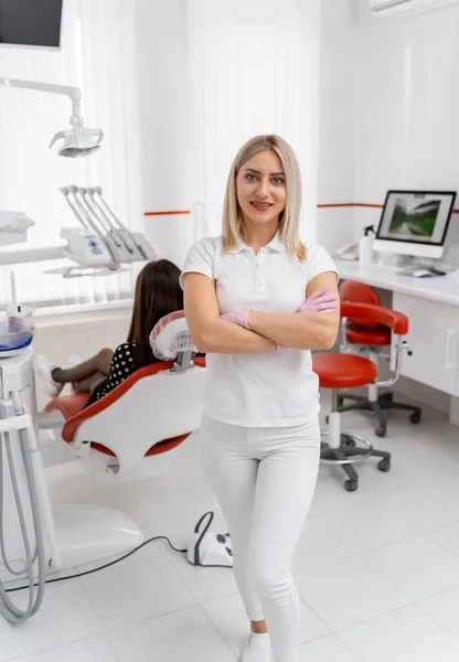 Moderna Jovem Mulher Dentista Loira Fica Clínica Equipamentos Atualizados Para — Fotografia de Stock