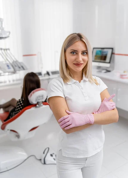 Blonde Zahnärztin Steht Auf Patientin Zahnarztstuhl Hintergrund Arzt Weißen Peeling — Stockfoto