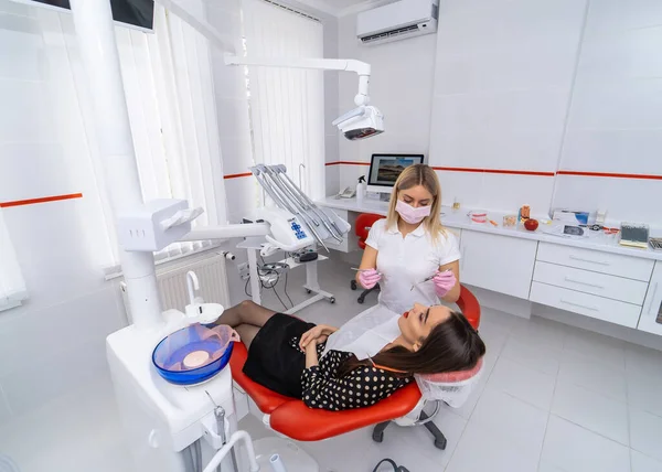 牙医女医生治疗病人的牙齿牙医椅子 年轻漂亮的女医生在诊所工作 — 图库照片