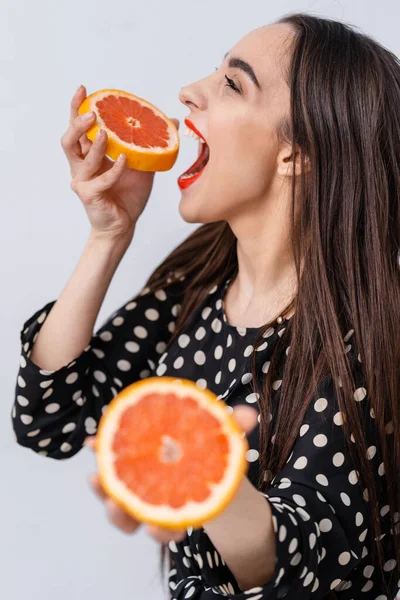 Feliz Alegre Joven Mujer Muerde Naranjas Sobre Fondo Blanco —  Fotos de Stock