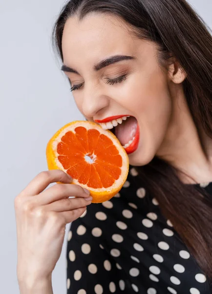 Junge Schöne Frau Lächelt Mit Orangenscheiben Der Hand Vor Weißem — Stockfoto