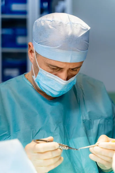 Kirurgi Kirurgen Opererar Med Specialutrustning Läkarens Händer Närbild Modern Medicinsk — Stockfoto