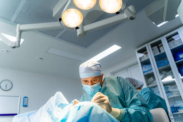 Chirurg Opereert Een Moderne Kliniek Professionele Plastisch Chirurg Voert Operatie — Stockfoto