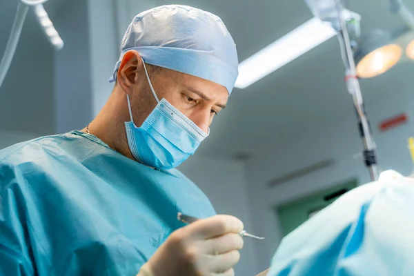 Kirurgen Utför Kosmetisk Kirurgi Sjukhusets Operationssal Kirurg Arbetar Med Patient — Stockfoto