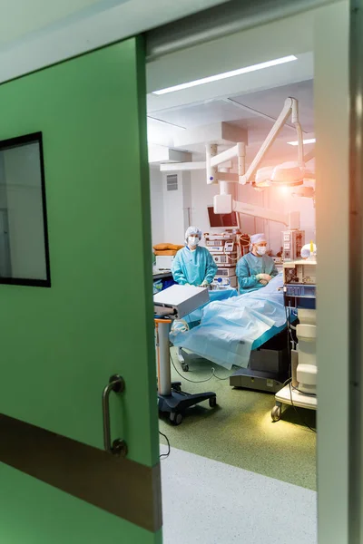 Gruppe Von Chirurgen Operationssaal Mit Operationsausrüstung Moderner Medizinischer Hintergrund Selektiver — Stockfoto