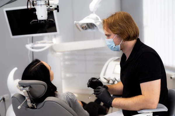 Homem Dentista Está Trabalhando Clínica Estomatologia Moderna Instrumento Estomatológico Clínica — Fotografia de Stock