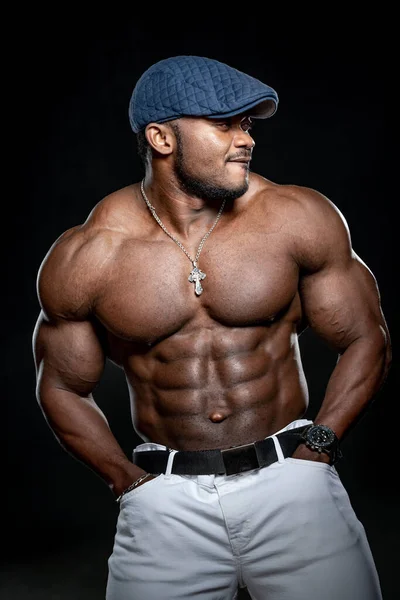 Sexy Afroamerikanische Bodybuilderin Ohne Hemd Sportler Posiert Weißen Jeans Und — Stockfoto