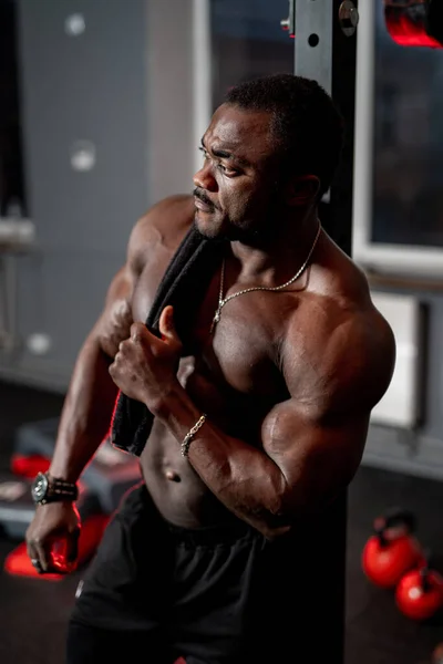 Portret Van Een Gespierde Man Zonder Shirt Zware Training Happy — Stockfoto