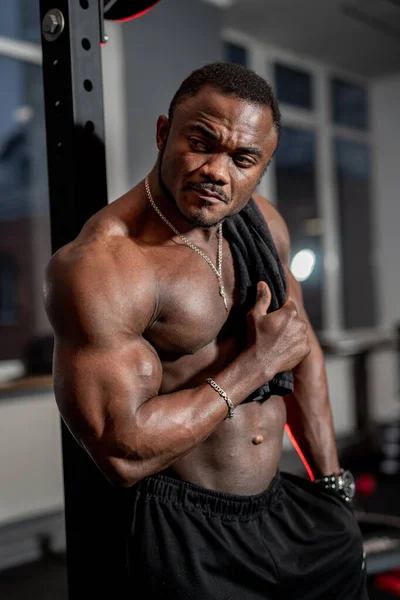 Africano Americano Fisiculturista Homem Posa Para Câmera Ginásio Grandes Músculos — Fotografia de Stock