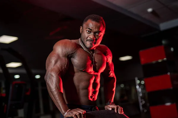Portrét Afrického Amerického Fitness Trenéra Bodybuilder Ukazuje Biceps Dívá Kameru — Stock fotografie