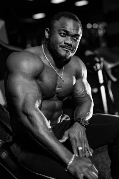 Mannelijke Bodybuilder Met Naakte Romp Zit Sportuitrusting Moderne Sportschool Knappe — Stockfoto