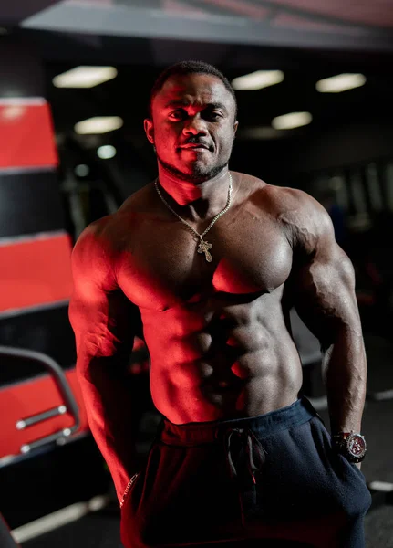 Zwarte Model Bodybuilder Poseert Voor Camera Moderne Fitnessruimte Afro Amerikaanse — Stockfoto