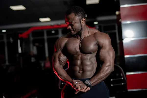 Homem Americano Africano Atlético Com Tronco Posando Mostrando Músculos Musculação — Fotografia de Stock