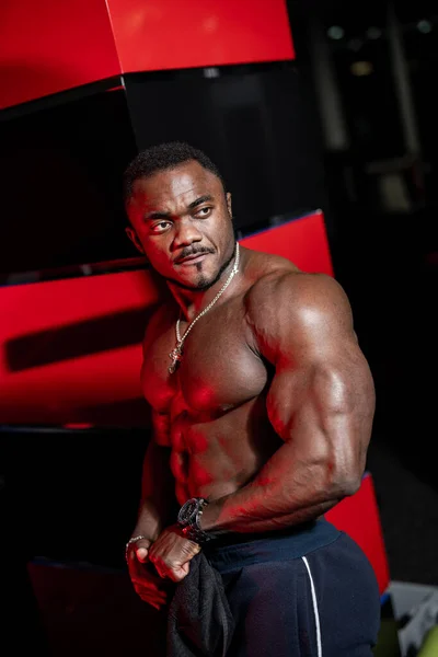 Een Gespierde Afrikaanse Bodybuilder Man Poserend Een Donkere Gymnastiekachtergrond Knappe — Stockfoto