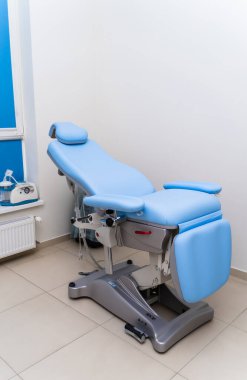 Kontrol paneli olan modern dişçi koltuğu. Klinikteki dişçi işyerinde hiç insan yok..