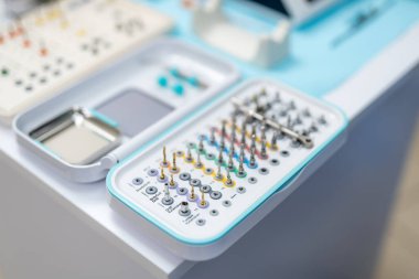 Krom dişçi sondajlarının tamamı tepeden görülüyor. Seçici odak.